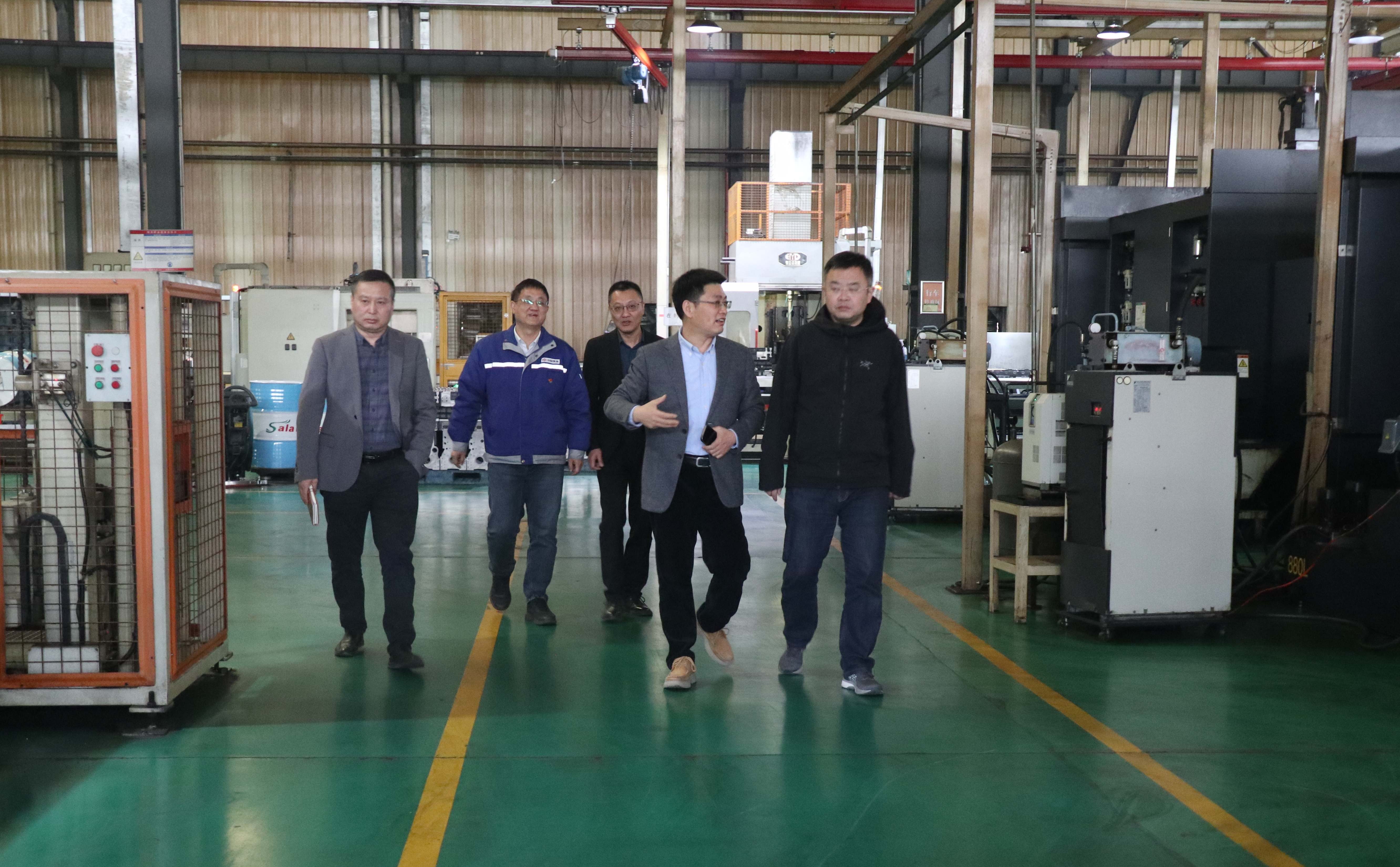图为督查组一行查看机加工厂试制车间_网站.jpg
