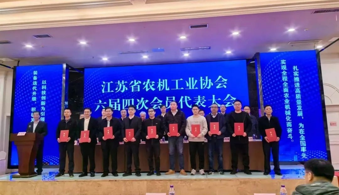 图为公司总经理谢国忠(前左四)代表公司上台领奖_网站.jpg
