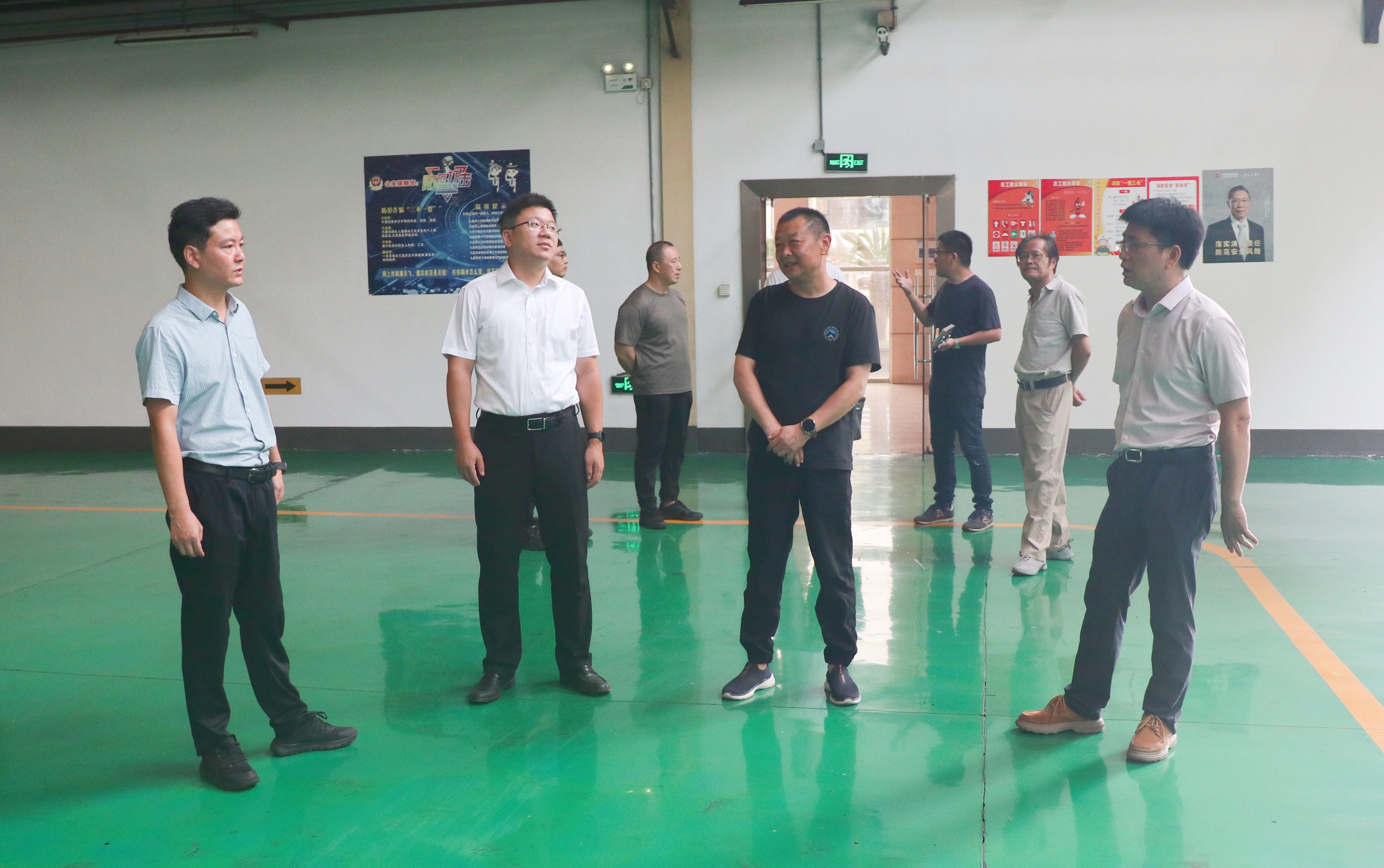 图为督查组一行查看机加工厂试制车间_网站.jpg